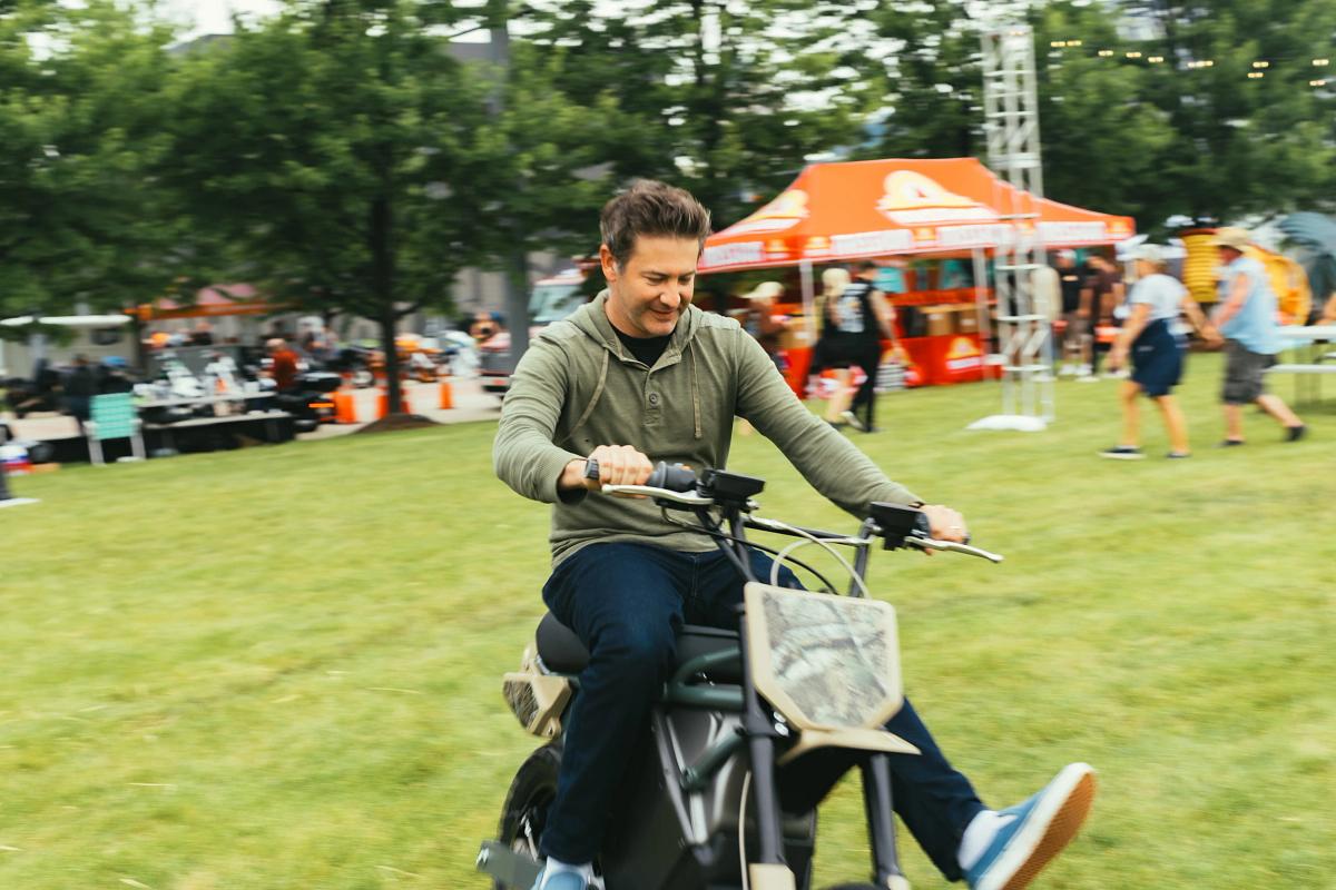 bike, recreation, leisure, seated, wheel, fun, man, competition, people, action, sport, vehicle, cyclist