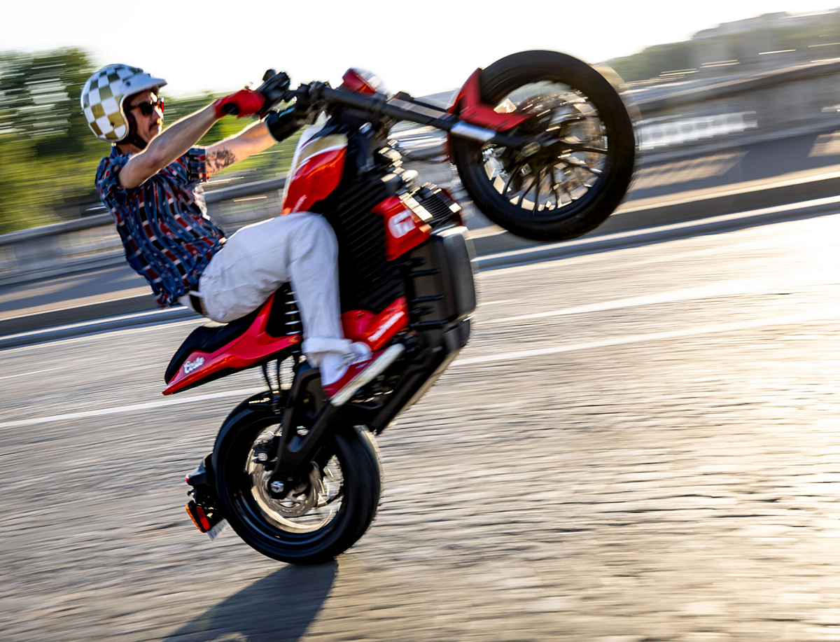 silent ride, paris, reload land, pulse, articles, bike, hurry, race, fast, wheel, ride, biker, motorbike, rider, tire, action, sport, competition, track, cyclist, racer, seated, drive, motocross, championship, squad, motorcyclist, circuit, suzuki