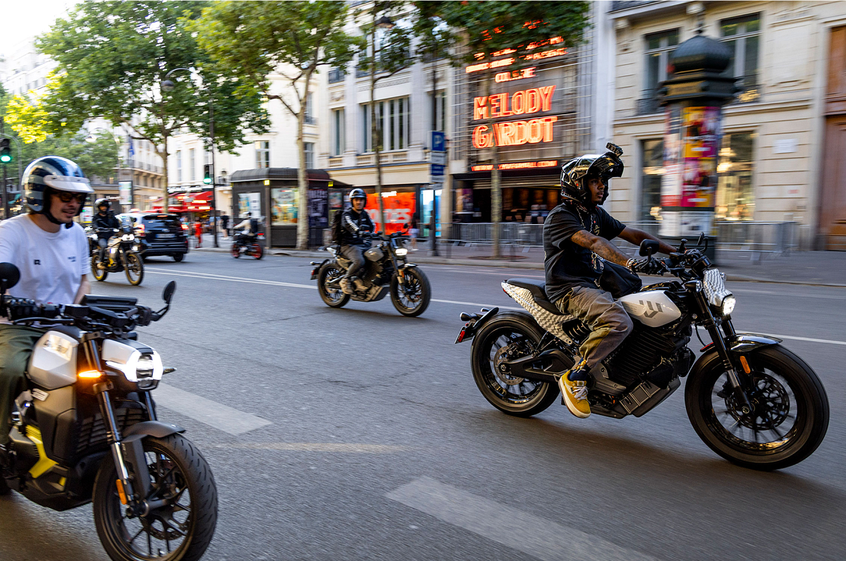 silent ride, paris, reload land, pulse, articles, bike, street, motorbike, biker, wheel, rider, road, motorcyclist, vehicle, race, city, hurry, seated, people, helmet, drive, cyclist, ride, suzuki, action, urban, competition
