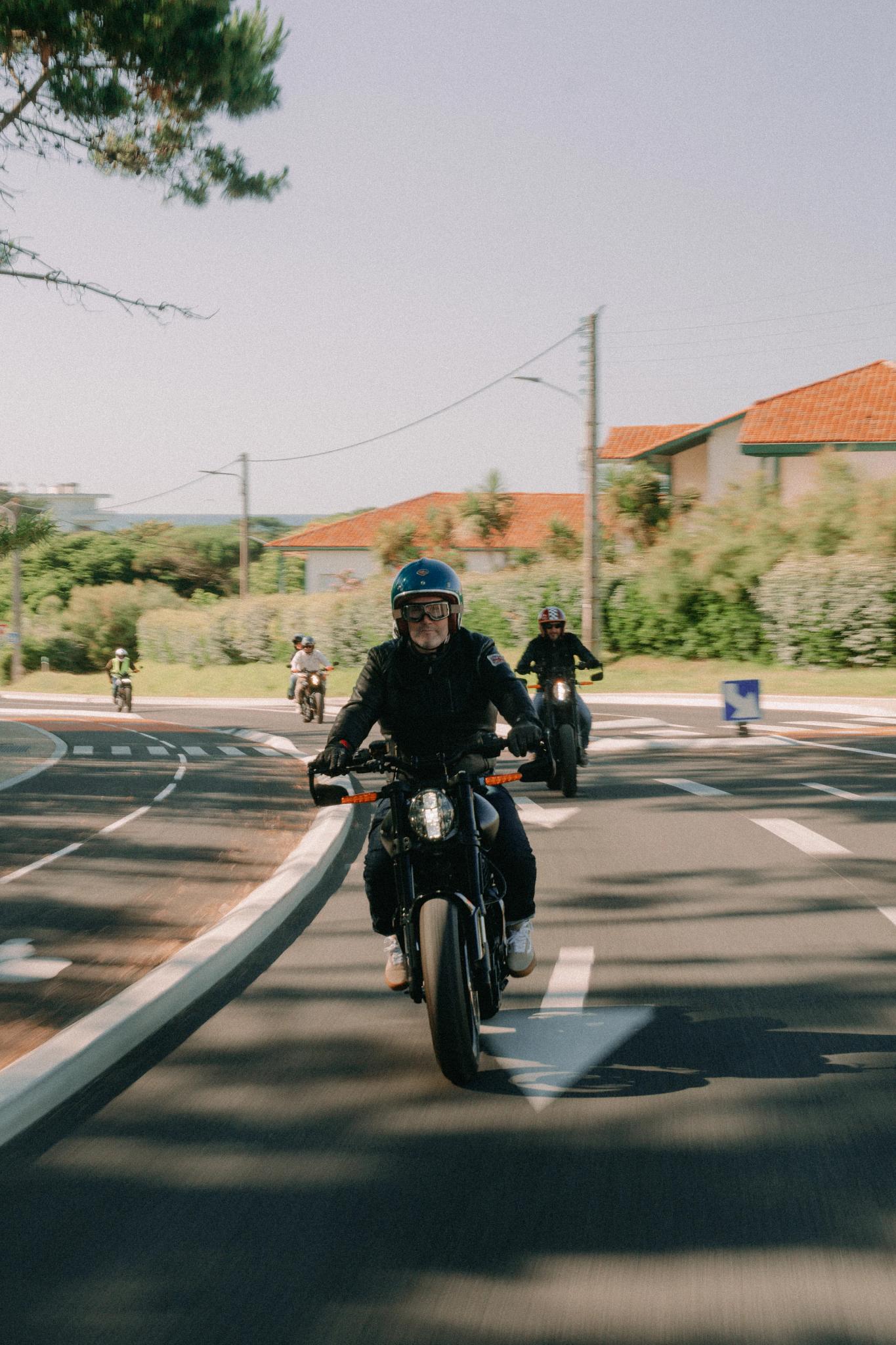 wheels and waves, livewire one, del mar, alpinista, mulholland, honcho, bike, road, hurry, street, race, cyclist, biker, people, fast, helmet, man, seated, motion, action, competition, track