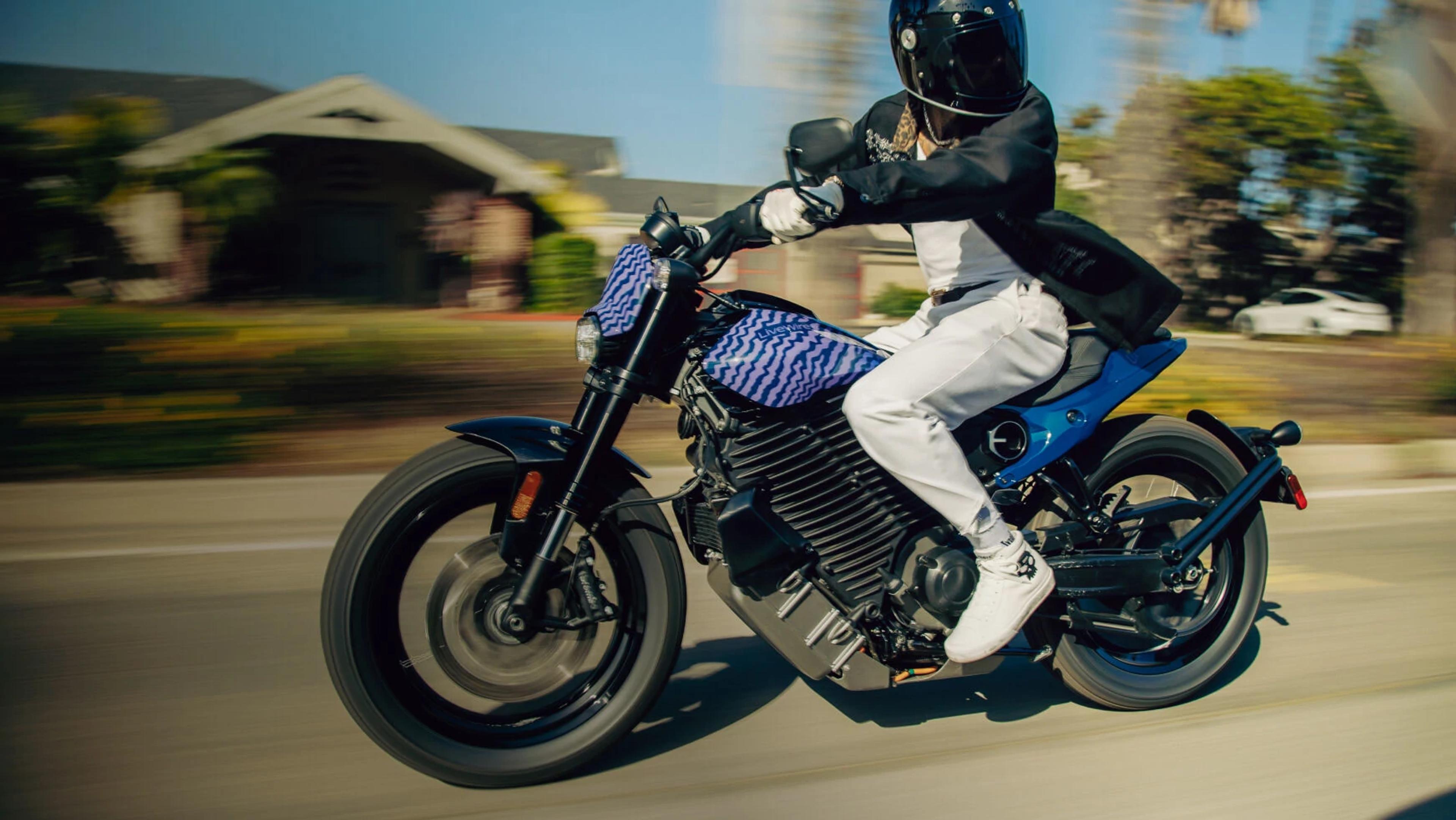 Join us for our first ride on the first electric Harley, the LiveWire -  Video - CNET