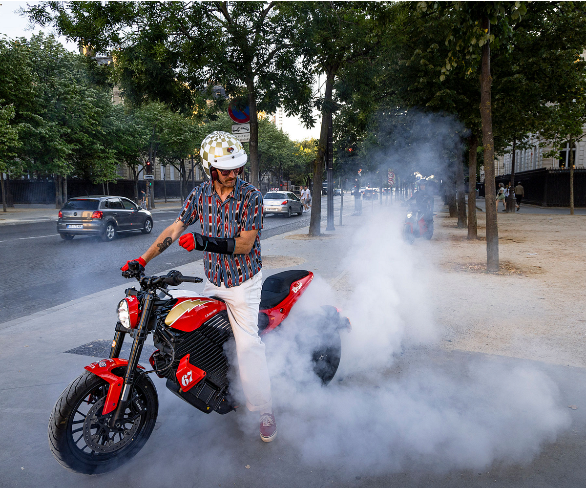 silent ride, paris, reload land, pulse, articles, bike, vehicle, people, street, flame, motorbike, road, action, helmet